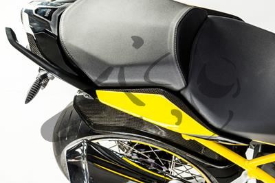 Copertura laterale in carbonio Ilmberger su set di sedili BMW R 1200 R